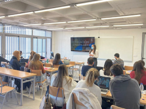 Los alumnos del Grado en Turismo reciben un seminario sobre la forma de educar