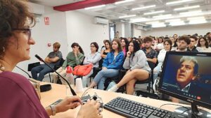 David Nájera imparte una charla sobre el ámbito de las relaciones internacionales en el Centro Universitario The Open Faculty