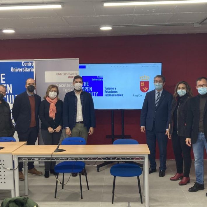 El Director del Instituto de Turismo de la Región de Murcia presenta las buenas perspectivas del sector a alumnos  del Grado en Turismo