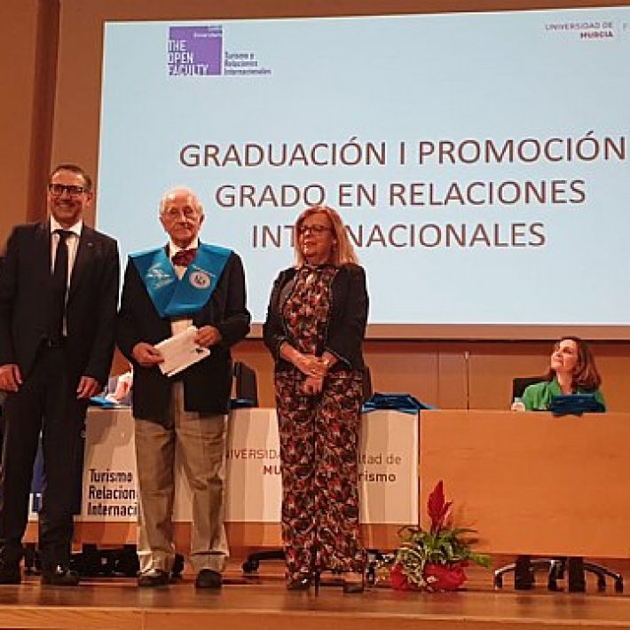 El diplomático Inocencio Arias, apadrina la primera promoción de graduados en Relaciones Internacionales de la Región de Murcia