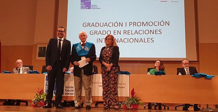 El diplomático Inocencio Arias, apadrina la primera promoción de graduados en Relaciones Internacionales de la Región de Murcia