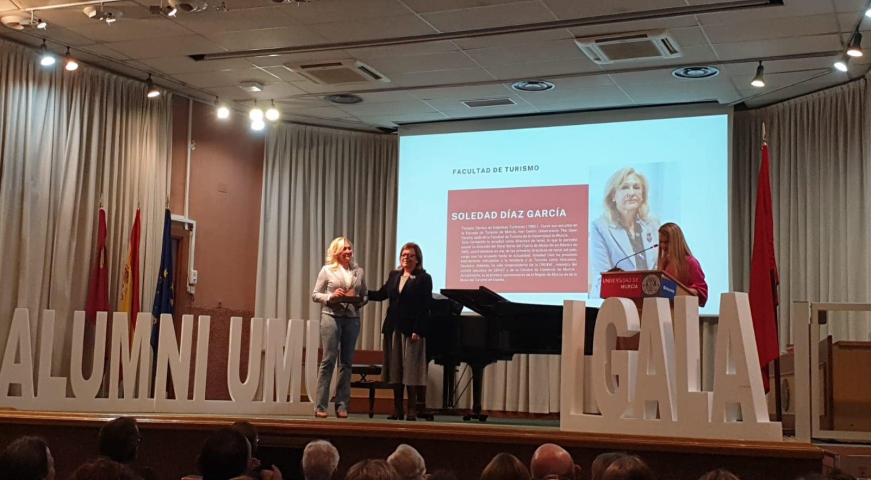 Soledad Díaz recibe el I Premio Alumni de la Facultad de Turismo Soledad Díaz recibe el I Premio Alumni de la Facultad de Turismo