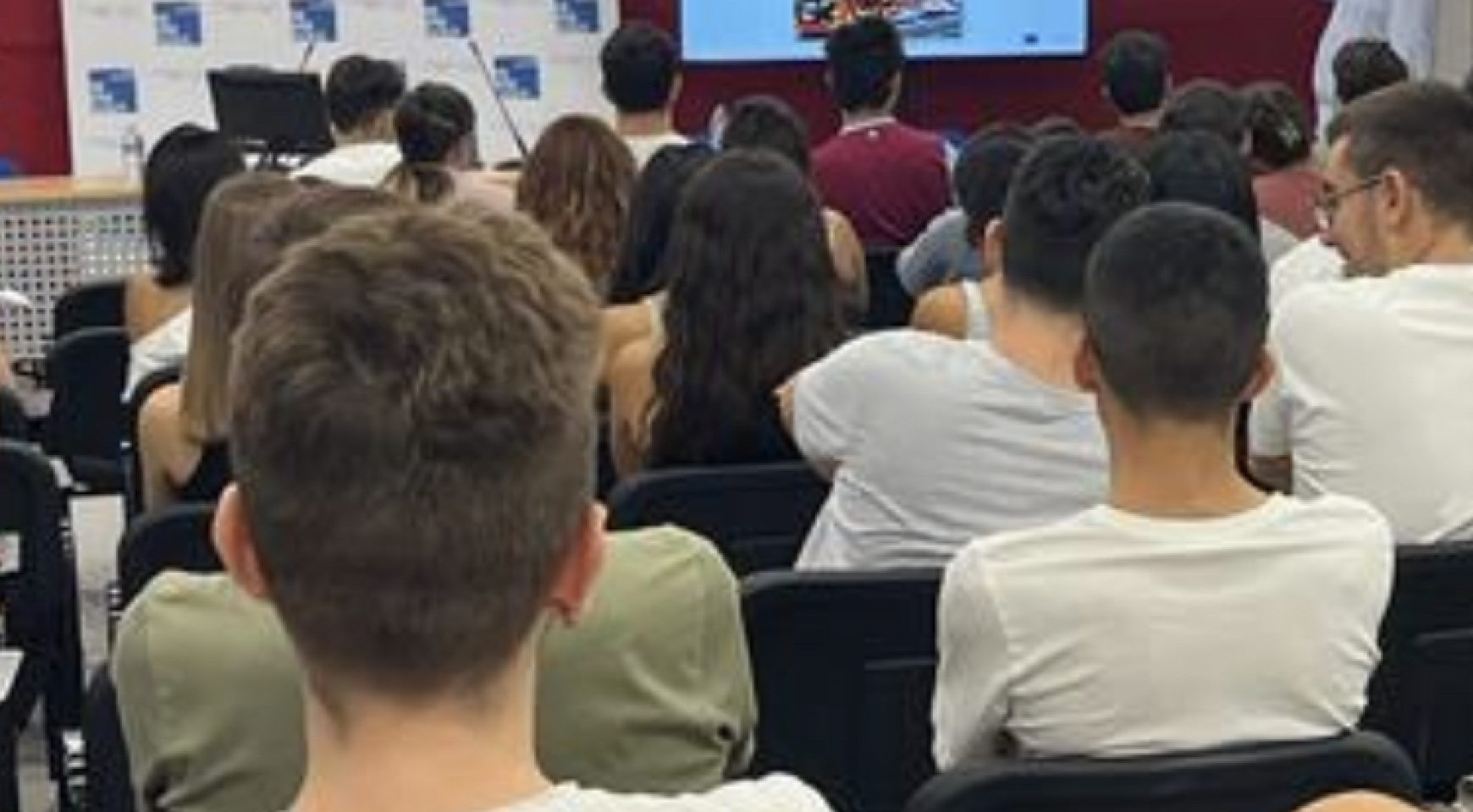 El murciano Borja Alcaraz, inspector de la Comisión Europea, charla con los jóvenes del grado de relaciones internacionales.