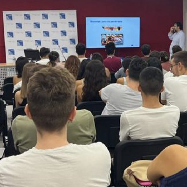 El murciano Borja Alcaraz, inspector de la Comisión Europea, charla con los jóvenes del grado de relaciones internacionales.