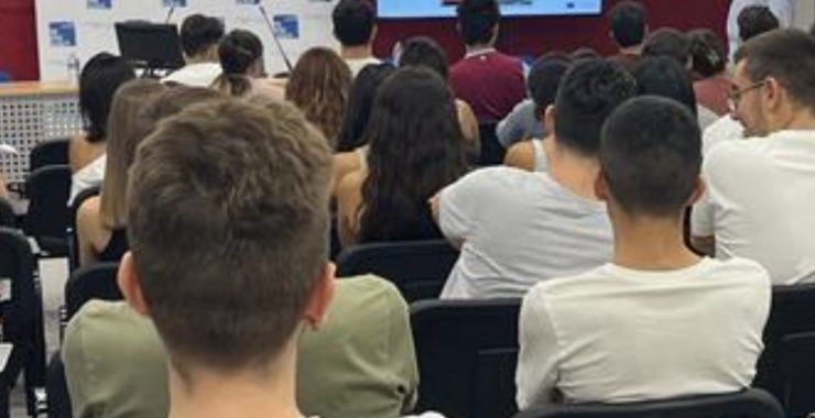 El murciano Borja Alcaraz, inspector de la Comisión Europea, charla con los jóvenes del grado de relaciones internacionales.