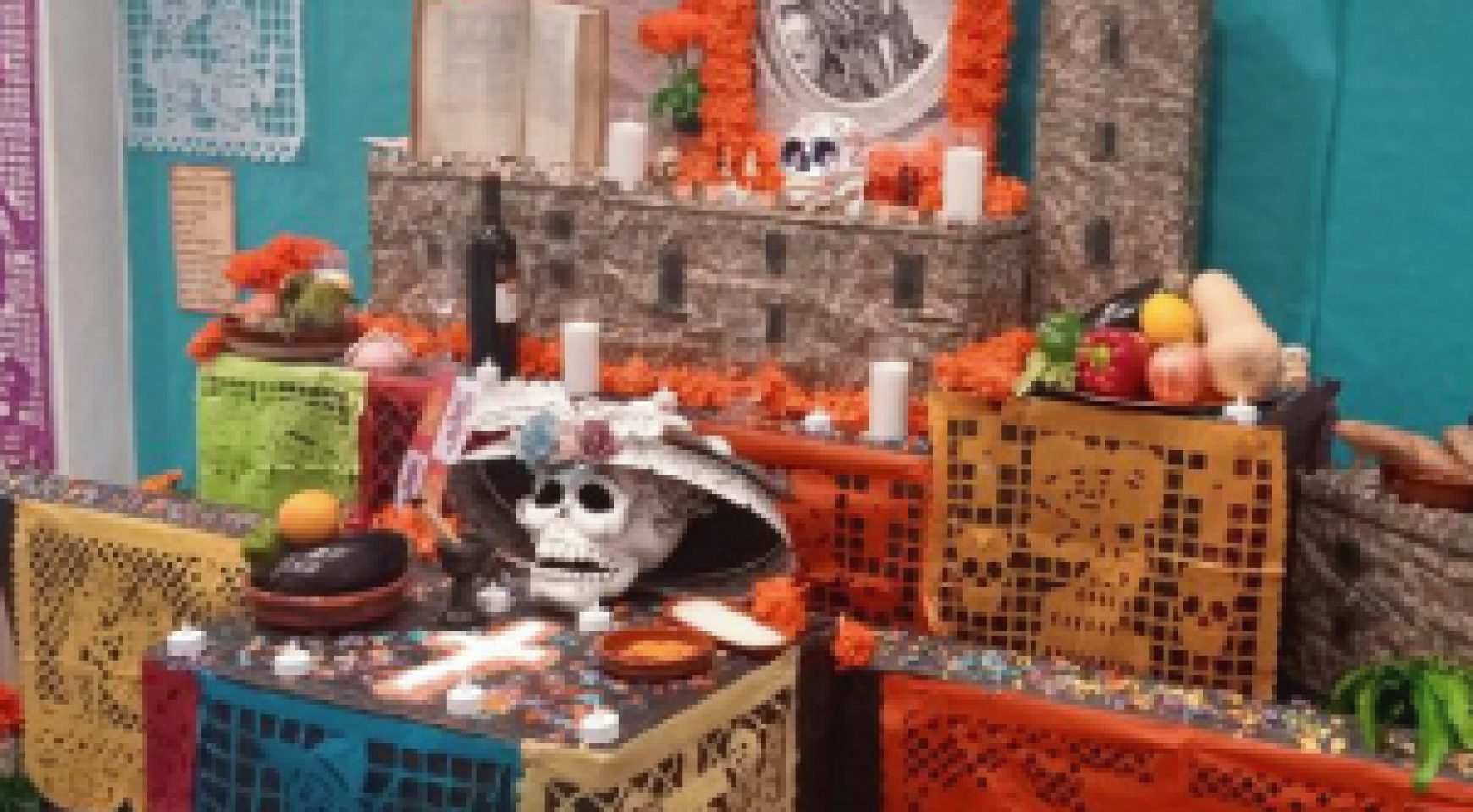 Visita al altar de muertos tradicional mexicano por el Día de todos los Santos