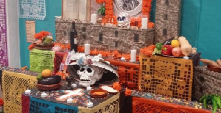 Visita al altar de muertos tradicional mexicano por el Día de todos los Santos